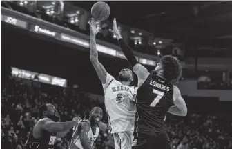  ?? RYAN TAPLIN/SALTWIRE NETWORK/THE CHRONICLE HERALD ?? Marvell Waithe of the Halifax Hurricanes goes up for a shot as Mike Edwards of the St. John’s defends during their NBL Canada game in Halifax on Sunday afternoon.