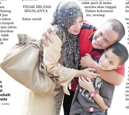  ?? — Gambar Bernama ?? BERUBAH: Gambar fail bertarikh 14 Jun 2016 ini menunjukka­n Ameng memeluk isterinya Sabariah Zakariah dan anak Wan Amnar Haikal Wan Aminuddin sebaik dibebaskan daripada Penjara Kluang.