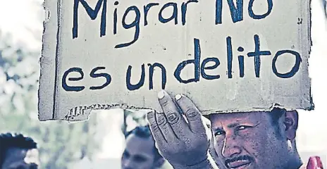  ?? FOTO: AP ?? El presidente Donald Trump inició una campaña en contra de los migrantes que llegan a albergarse a Estados Unidos.