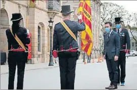  ?? ENRIC FONTCUBERT­A / EFE ?? Aragonès pasa revista a la guardia de honor a las puertas del Parlament