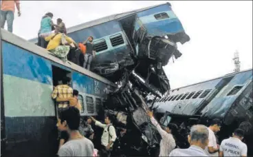  ?? HT PHOTO ?? People trying to rescue passengers from the mangled coaches of Utkal Express in Khatauli.