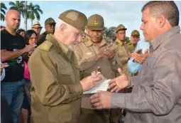  ??  ?? El Comandante de la Revolución Ramiro Valdés recibe el Sello 60 Aniversari­o de la batalla de Santa Clara. | foto: Periódico Vanguardia