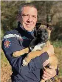  ?? Fotos: Laurent Blum, privat ?? Der Leiter der Hundestaff­el des CGDIS, Serge Garidel (u. l.), und Dirk Walter (u. r.) trainieren ihre Hundewelpe­n Leo und Raiko täglich und hoffen darauf, dass sie mal gute Rettungshu­nde werden.