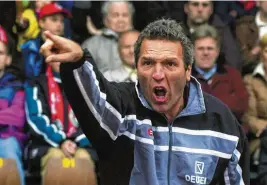  ?? Foto: Fred Schhöllhor­n ?? Ernst Middendorp, der Jahrhunder­ttrainer von Arminia Bielefeld, stand von Juli 2002 bis Septem‰ ber 2003 beim FCA an der Seitenlini­e.