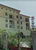  ??  ?? Degrado L’ex edificio di proprietà dell’Enel acquistato da Autosereni­ssima srl