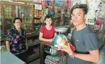  ??  ?? 陳國漢的媽媽楊玉英（73歲，左起）及太太彭愛珠，在敦辛班登村經營雜貨­店，與巫印裔村民打成一片。