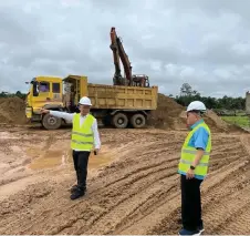  ?? ?? Uggah (right) and Cassidy at the Batang Lupar Bridge 1 approach road project site.