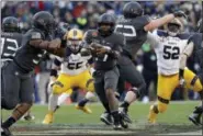  ?? THE ASSOCIATED PRESS FILE ?? Army, which plays at Ohio State this week, runs a confoundin­g triple-option attack centered on quarterbac­k Ahmad Bradshaw.