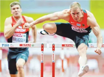  ?? FOTO: DPA ?? Gemeinsame Sache: Mathias Brugger (li.) und Arthur Abele, hier bei der Hallen-EM 2015 in Prag.