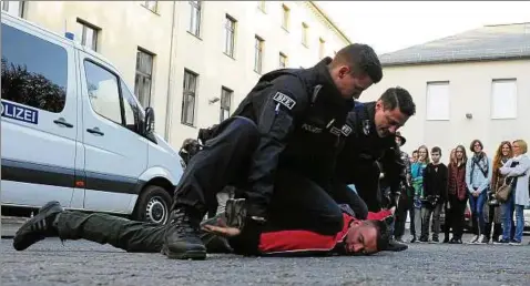  ??  ?? Ursula Poznanski las aus ihrem Buch„elanus“in der Landespoli­zeidirekti­on. Anschließe­nd zeigte die Polizei ihr Können. Foto: Marco Schmidt