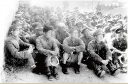  ??  ?? 西北野战兵团在蟠龙战­役中俘虏的国民党军第­167旅的官兵
