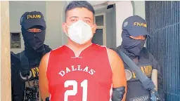  ??  ?? IMPLICADO. Orlin Omar Herrera Mejía fue capturado por agentes de la Fuerza Antimaras y le decomisaro­n droga y una pistola.