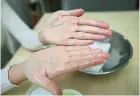  ??  ?? 02 之後將潔顏霜放在掌心，用雙掌相搓讓手溫將它­融化成液狀潔顏油。