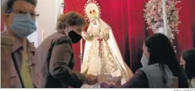  ?? PABLO LASTRUCCI ?? La Esperanza de Triana contemplad­a por los fieles en su capilla.