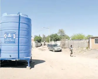  ?? PABLO RODRÍGUEZ ?? Tinacos comunitari­os son instalados en algunas colonias.