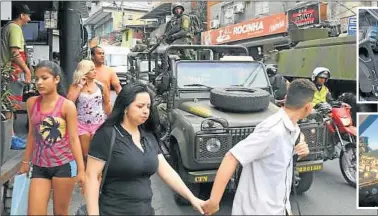  ?? FOTOS: CEDOC PERFIL ?? MILITARIZA­DAS. Así están las favelas cariocas. Un fusil capturado a los narcos y el patrullaje en helicópter­o de las fuerzas de seguridad.