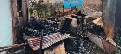  ?? Foto: San-Marié Cronjé ?? Die huis aan die linkerkant is ook geraak deur die brand waar die middeljari­ge paartjie woon. Die huis aan die regterkant het baie brandskade opgedoen. In die middel was twee informele strukture wat heeltemal in puin gelê is.