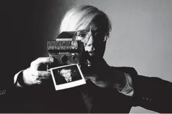  ?? ?? ‘Andy Warhol, 1974’, de Oliviero Toscani, foto hecha con una Polaroid que muestra un doble retrato de Warhol y que se centra en la cámara con la que se hizo.