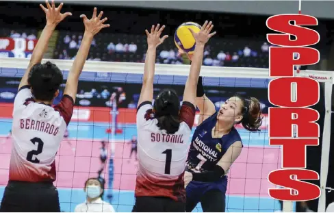  ?? ?? Princess Ann Robles of the National University Lady Bulldogs slams the ball against the defense of fellow Ilongga Marianne Sotomil of the University of the Philippine­s Fighting Maroons.