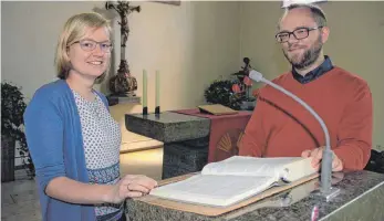  ?? FOTO: MICHAEL HOCHHEUSER ?? Kurz vor dem ersten Einsatz im Gottesdien­st: die Ausbildung­svikare Annika und Matthias Brandt in der evangelisc­hen Kirche Spaichinge­n.