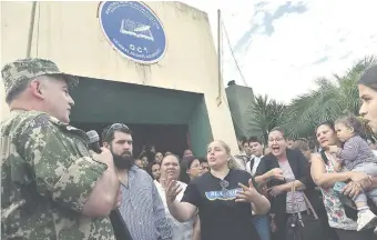  ??  ?? Por momentos la discusión fue airada en el Colegio Gral. Andrés Rodríguez (de la ex Caballería)