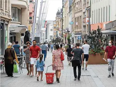  ?? Fotos: Guy Wolff, Lex Kleren, Anne Heintz ?? Eine gut besuchte Alzettestr­aße mitten im August. Doch nur die wenigsten kommen zum Shoppen in die Fußgängerz­one. Viele kommen nur zum Flanieren.