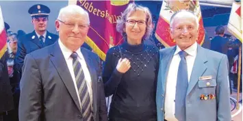  ?? Foto: Aykut Can Baytak ?? Evi und Peter Gerle gratuliert­en beim Festakt am Freitagabe­nd dem Friedberge­r Altbürgerm­eister Albert Kling zum 80. Geburts tag.