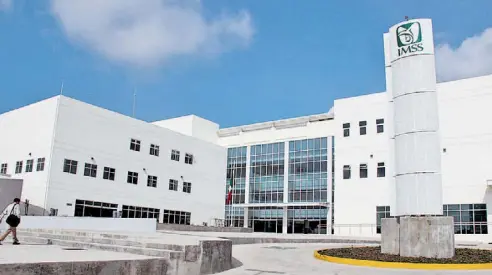  ??  ?? De manera simultánea inauguró también el Hospital de León Guanajuato.