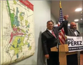  ?? DAVID FOSTER — THE TRENTONIAN ?? Darren “Freedom” Green (right) endorsing Trenton mayoral candidate Paul Perez at his campaign headquarte­rs in Trenton on Wednesday.