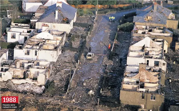  ??  ?? Houses were ruined in crash