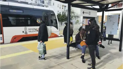  ?? Photo: FGV ?? Passengers waiting to get on the train in Denia