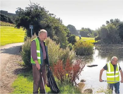  ?? Picture: Paul Reid. ?? John Milne and George Park cleaning up Keptie Pond.