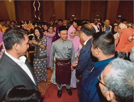  ?? BERNAMA PIC ?? Education Minister Dr Maszlee Malik (centre) at his ministry’s Hari Raya Aidilfitri celebratio­n in Putrajaya yesterday.