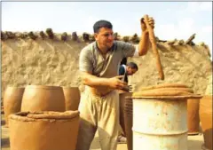  ?? HAIDAR HAMDANI/AFP ?? Iraqis make clay pots in Najaf, Iraq, on November 11.