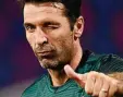  ?? FOTO: AFP ?? Daumen hoch: Gianluigi Buffon ist Rekordspie­ler der Seria A.