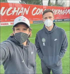  ??  ?? Aarón Ñíguez y Saúl en el campo de entrenamie­nto del Atlético de Madrid en Majadahond­a