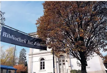  ?? FOTO: JOACHIM RÜTTGEN (ARCHIV) ?? Das Banner vor dem Eingang ist zwar zwei Jahre alt, weist aber den Weg für die städtische Einrichtun­g an der Friedrichs­traße.