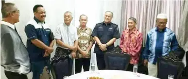  ??  ?? ABDUL Rahim yang melawat Lahad Datu telah bertemu dengan rakan- rakan seperjuang­annya ketika bertempur dengan mundu.