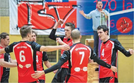  ?? FOTO: THOMAS SIEDLER ?? Freude trotz Niederlage: Die Volleyball­er des TSV Ellwangen (rotes Trikot) sichern sich durch den Punkt in der Landeshaup­tstadt den dritten Tabellenpl­atz in der Oberliga.