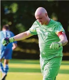  ?? Fotos: Ernst Mayer ?? Außer jubeln hatte Rettenbach­s Keeper Stefan Bernert wenig zu tun: Kein einziges Mal musste er gegen Wiesenbach­s Zweite hinter sich greifen.