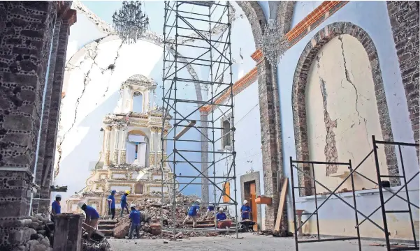  ??  ?? Ex convento de San Guillermo Abad, en Totolapan, Morelos. A consecuenc­ia del sismo del 19 de septiembre, el inmueble agustino perdió una de las torres de su campanario y partes del techo colapsaron.