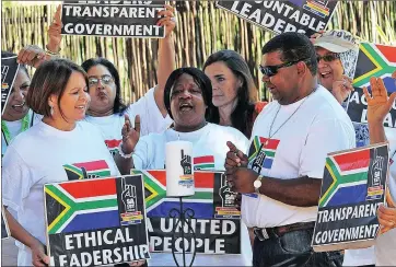  ?? Picture: TRACEY ADAMS ?? SHARED LIGHT: Members of the SA First Forum gather for a Freedom Day programme at the Eco Village in Oude Moulen, lighting a unity candle which will burn through the night and be lit every year on this day.