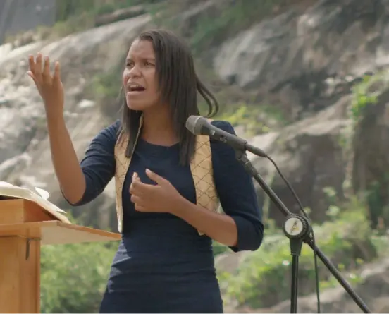  ??  ?? Tacy Silva canta a música Terremoto Santo, que intitula o filme de Bárbara Wagner e Benjamin de Burca, na Cachoeira do Urubu, em Pernambuco