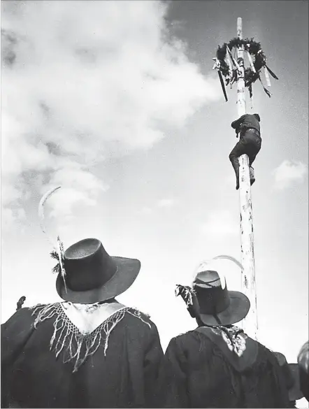  ?? [ Rudolf Koppitz/Imago/picturedes­k.com ] ?? Das Maibaumkra­xeln – das Bild stammt aus dem Virgental in Osttirol, nach dem Jahr 1930 – gilt in Österreich als einer der bekanntest­en Maibräuche.