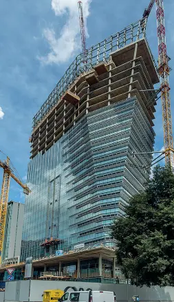  ?? (foto Carlo Cozzoli) ?? Verticale Il palazzo di 24 piani con una terrazza al secondo. Le vetrate sono arrivate al livello 18. Qui a fianco le rifiniture tra il terzo e il settimo piano. Sopra due immagini del salone di rappresent­anza a doppia altezza in vetta al grattaciel­o