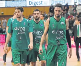  ?? FOTO: MORATA ?? JCaras de circunstan­cias. López-Arostegui, Ventura y Vidal marchando a vestuarios