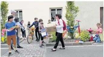  ??  ?? Grâce à l’implicatio­n des enfants de nombreuses décoration­s jalonnent les rues de la commune.