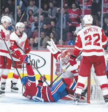  ?? PHOTO BEN PELOSSE ?? Tomas Tatar a perdu pied en se présentant devant le filet de Jonathan Bernier, à la deuxième période.