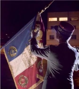  ??  ?? Le drapeau du 19e RG décoré de la Croix de la Valeur militaire pour son engagement en bande sahélo-saharienne. (© 19e RG)