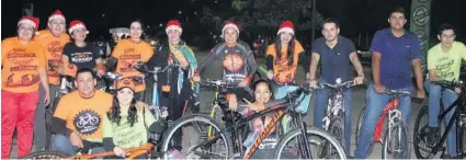  ??  ?? &gt; Los integrante­s de la Rodada Naranja presentes en la Neon Bike.